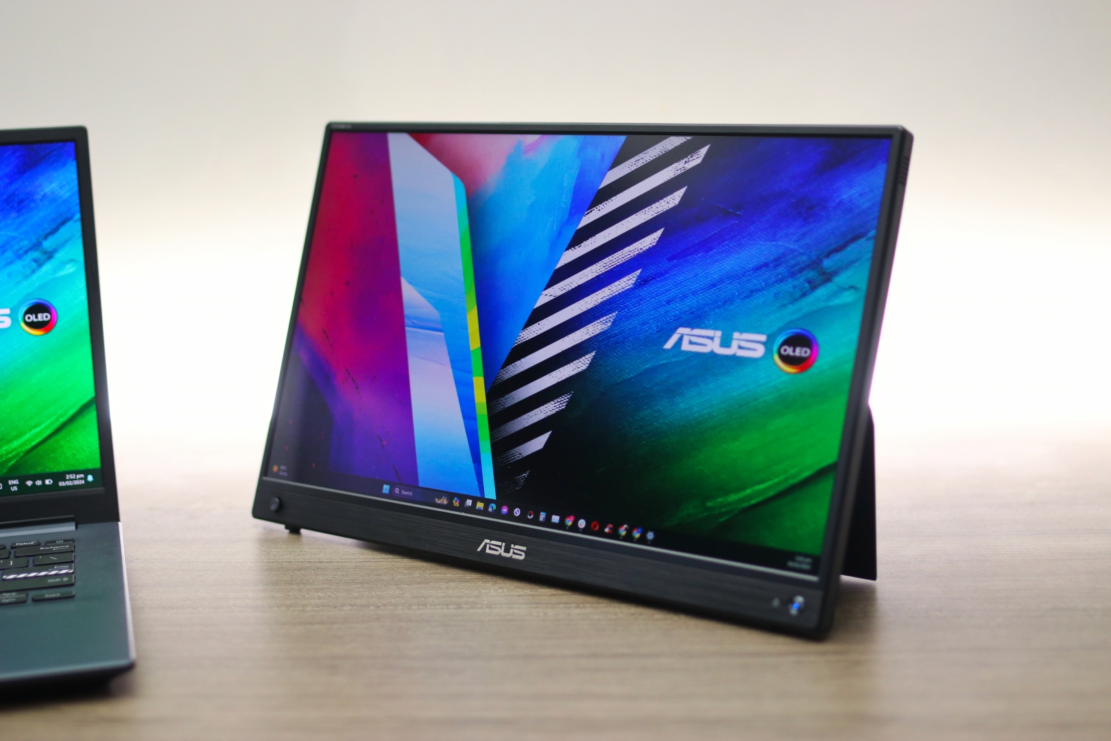 ASUS ZenScreen Go MB16AWP Wireless Portable Monitor - GLINT