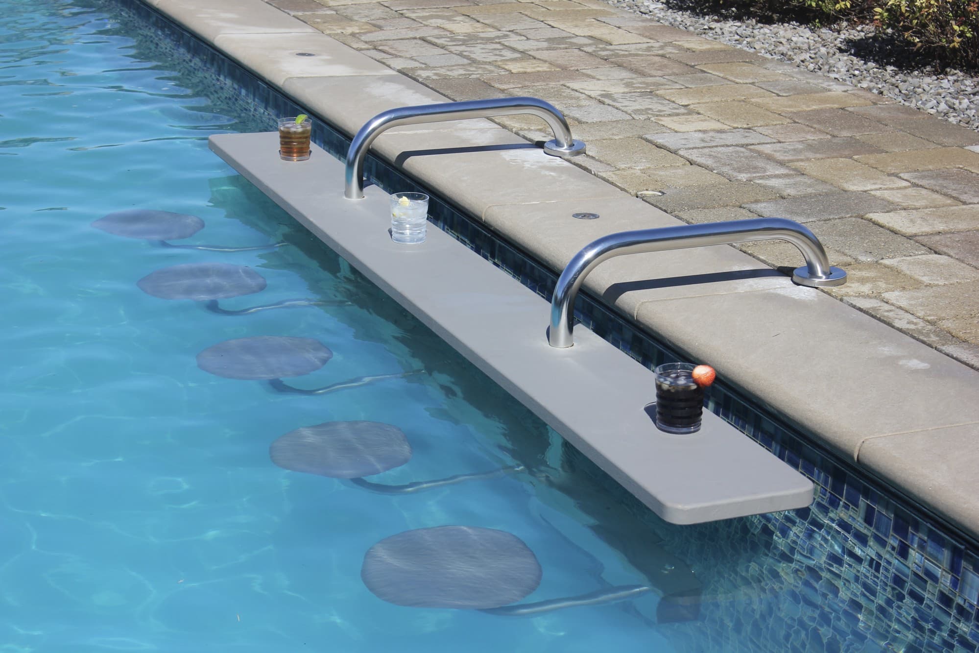 Bar for Swimming Pool w/ 5 Pool Edge Chairs Global Pool Products