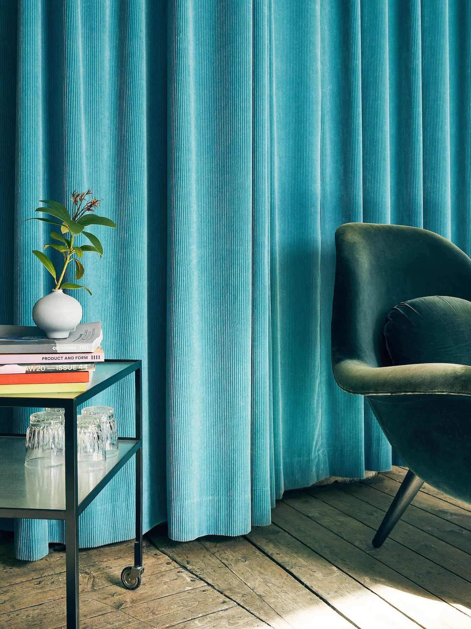 Lange gardiner Skab højde med skræddersyede tekstiler