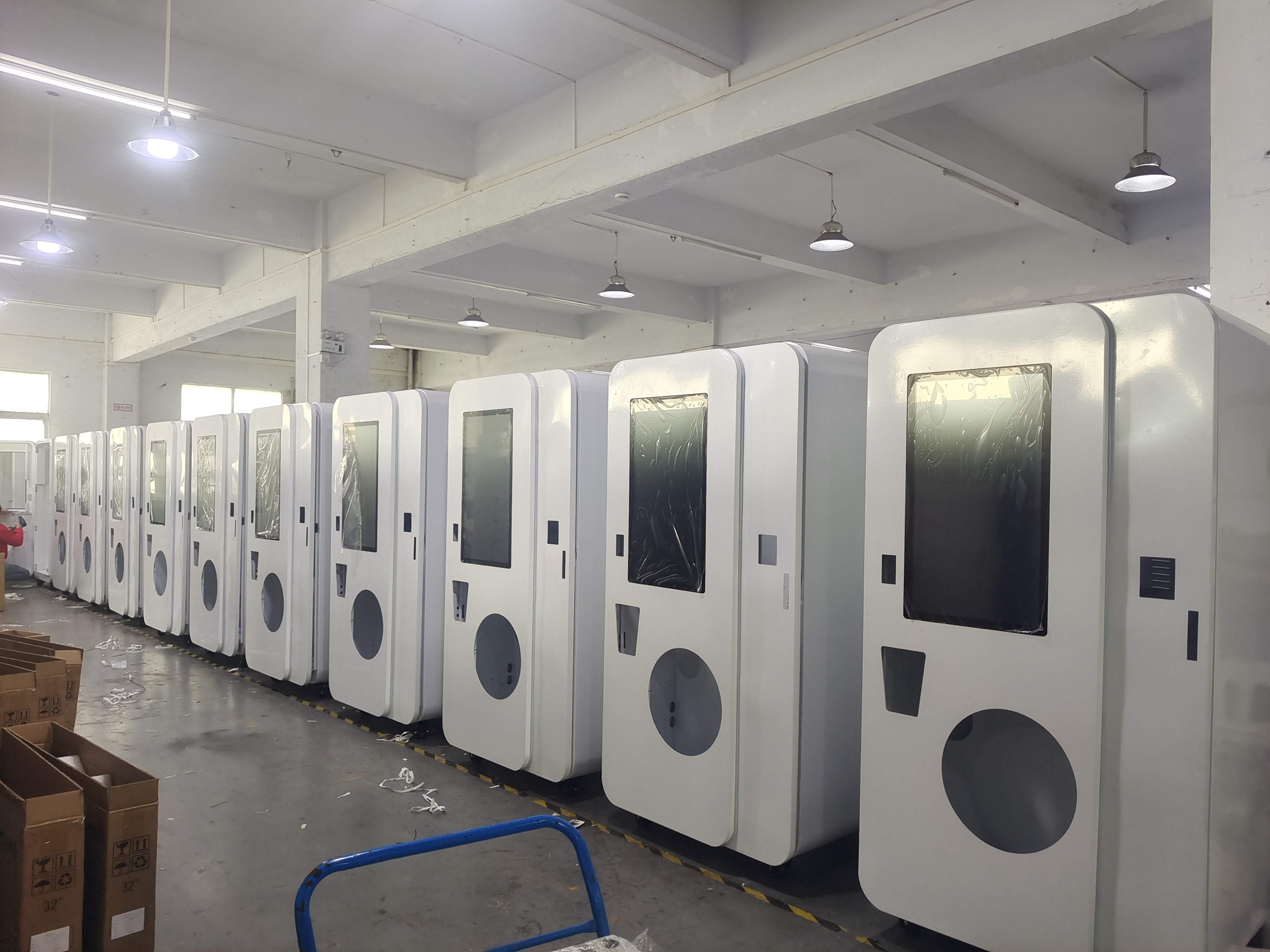 Bella's Automated robotic frozen yogurt machine