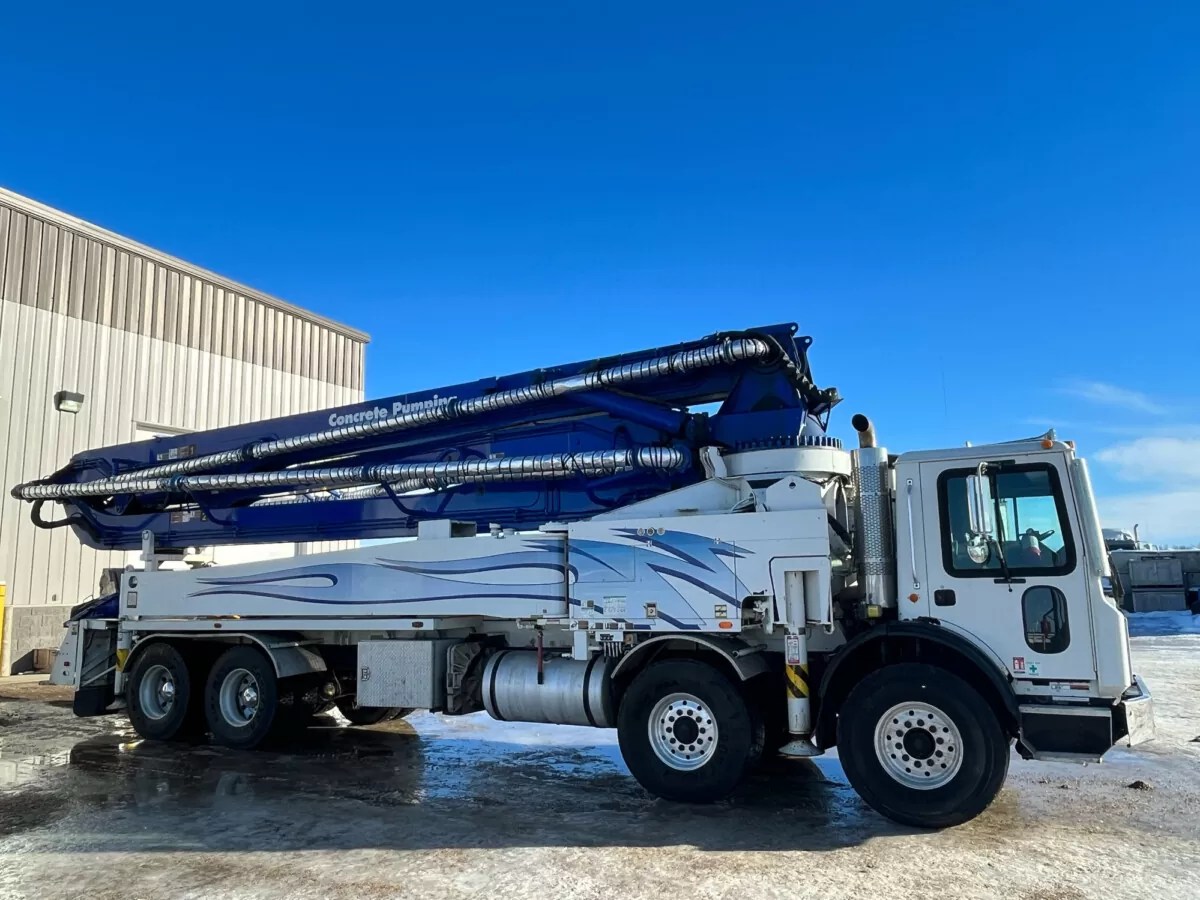 2001 42m Putzmeister on 2002 MACK Global Concrete Pumps