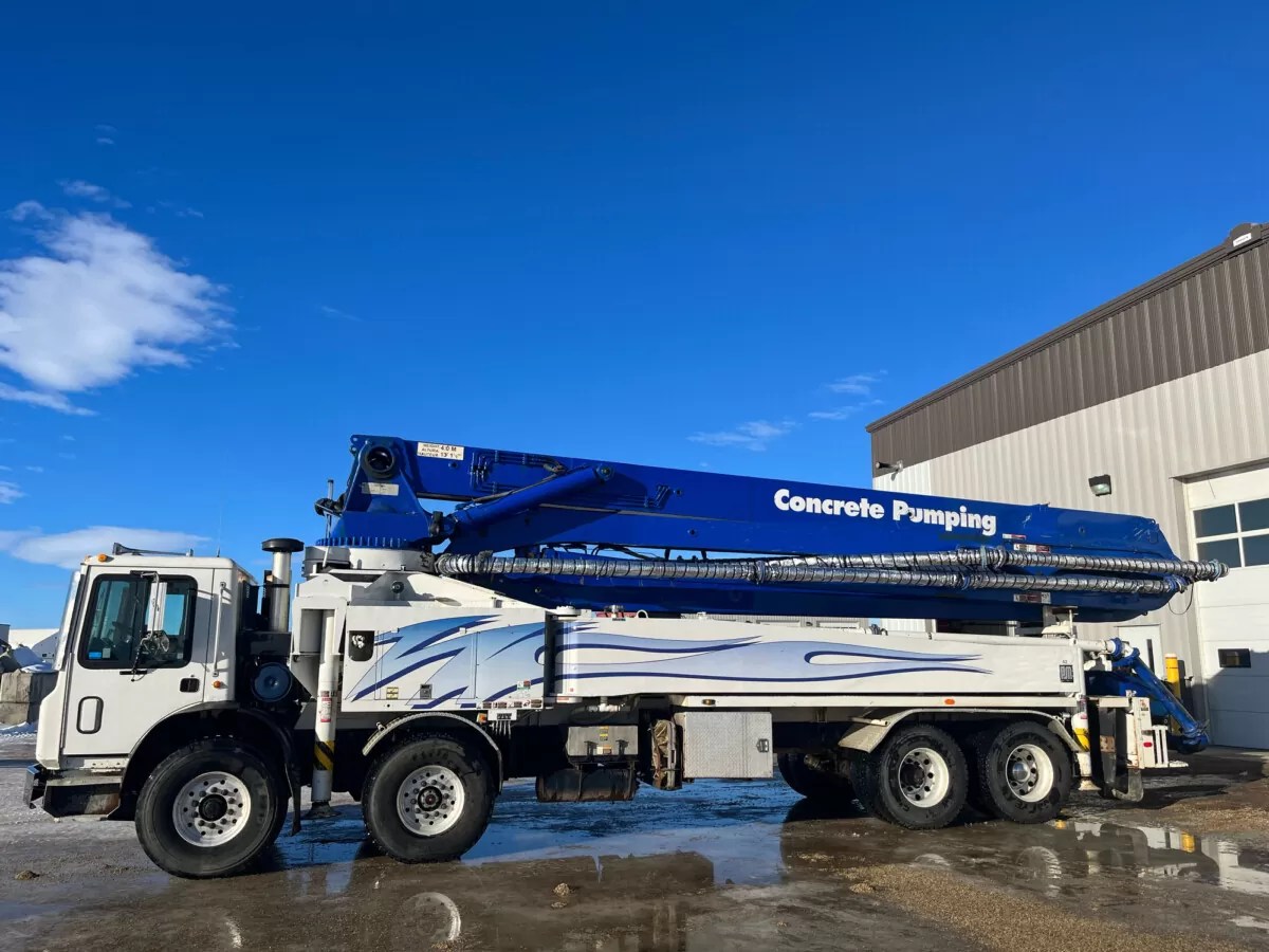 2001 42m Putzmeister on 2002 MACK Global Concrete Pumps