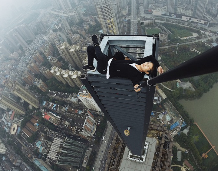 Accident Cn Tower Edge Walk Death Living On The Edge Cn Tower