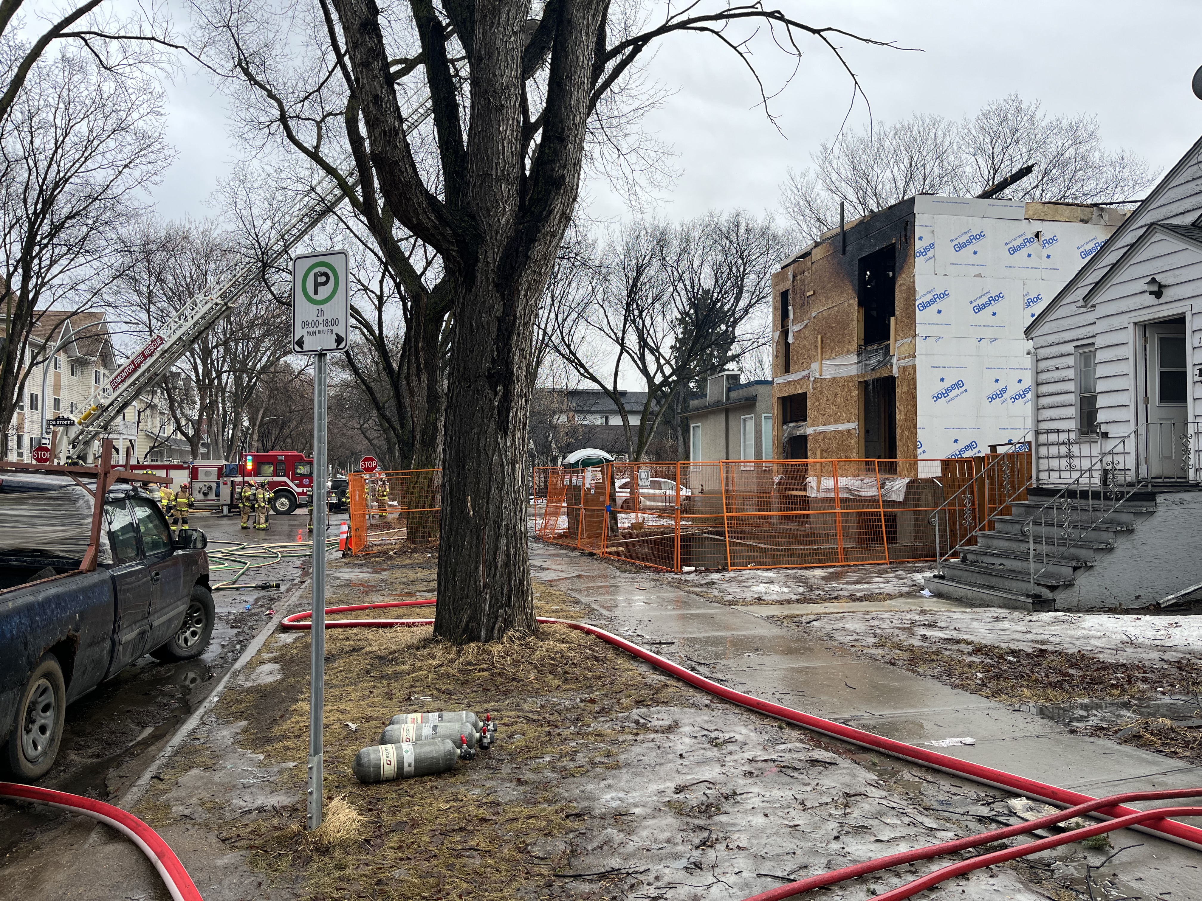 Incêndio de preenchimento de Garneau lança fumaça espessa e preta em Edmonton – Edmonton