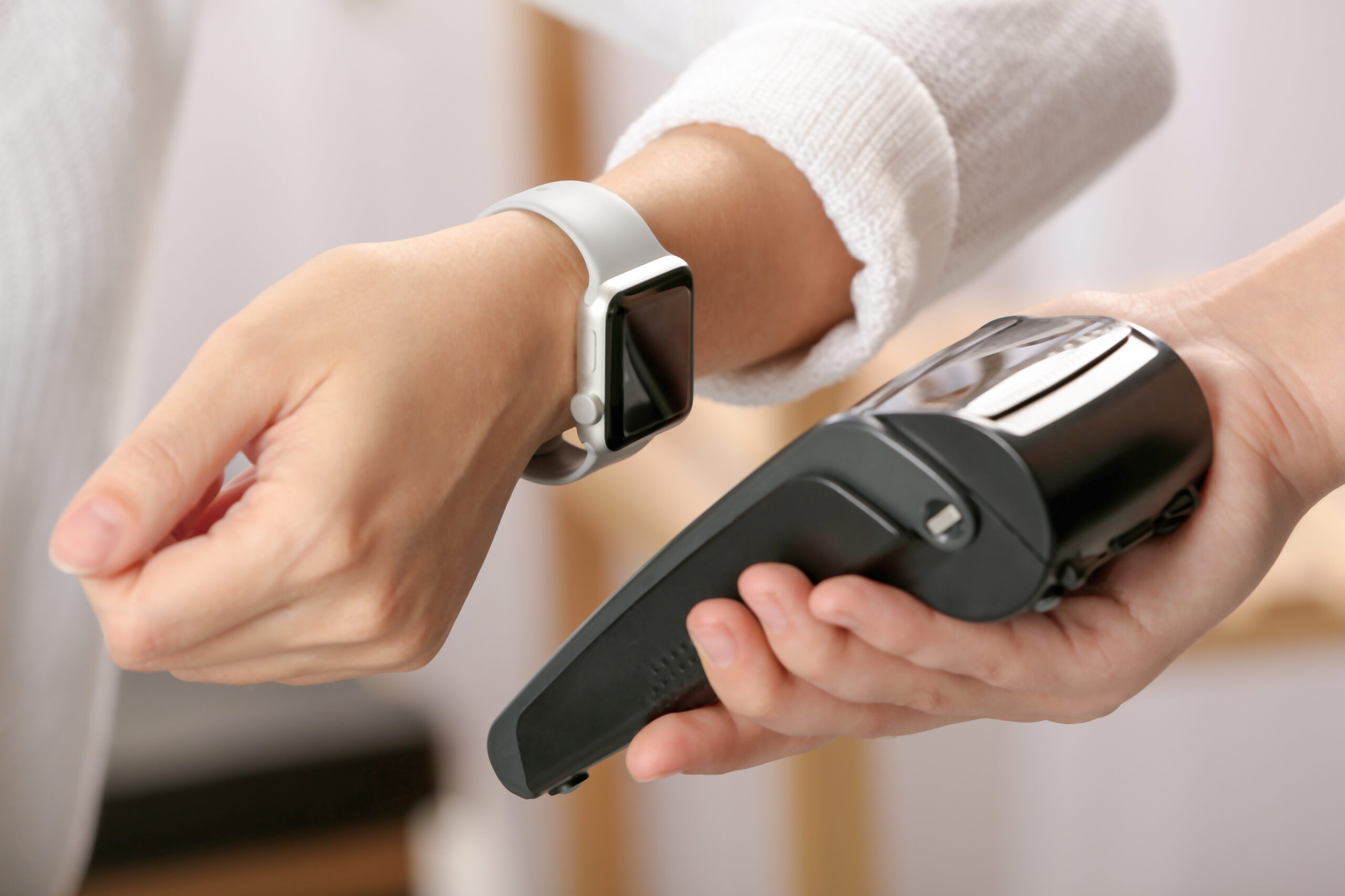 contactless payment with smart watch Globetrender