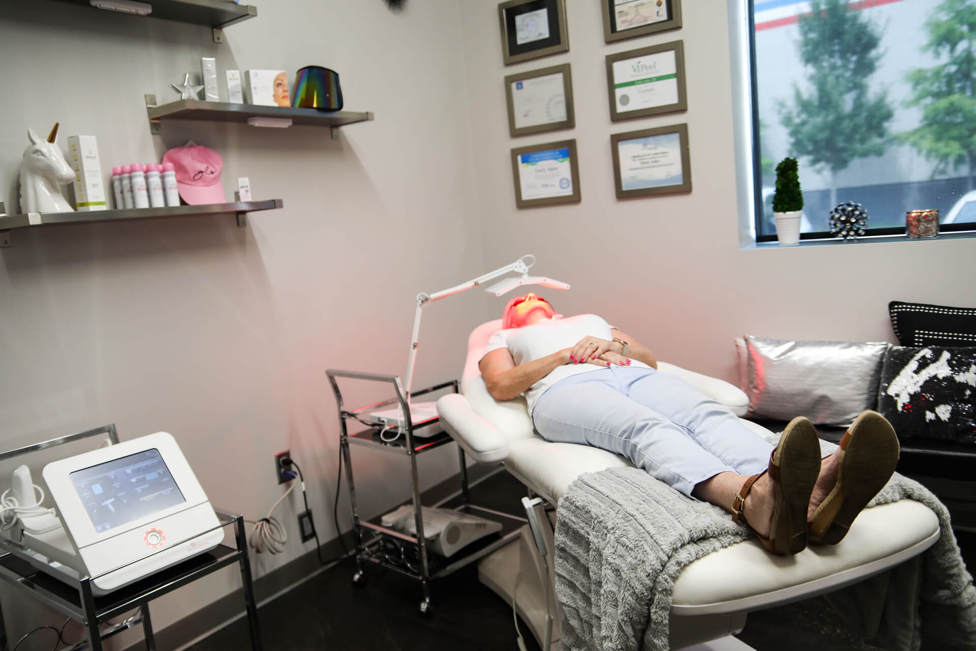 LED Light Therapy Glo Facial Aesthetics & Skin Care