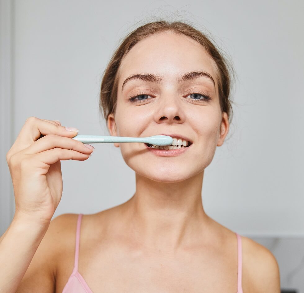 How to Whiten Teeth at Home Teeth Whitening Methods Glowsly