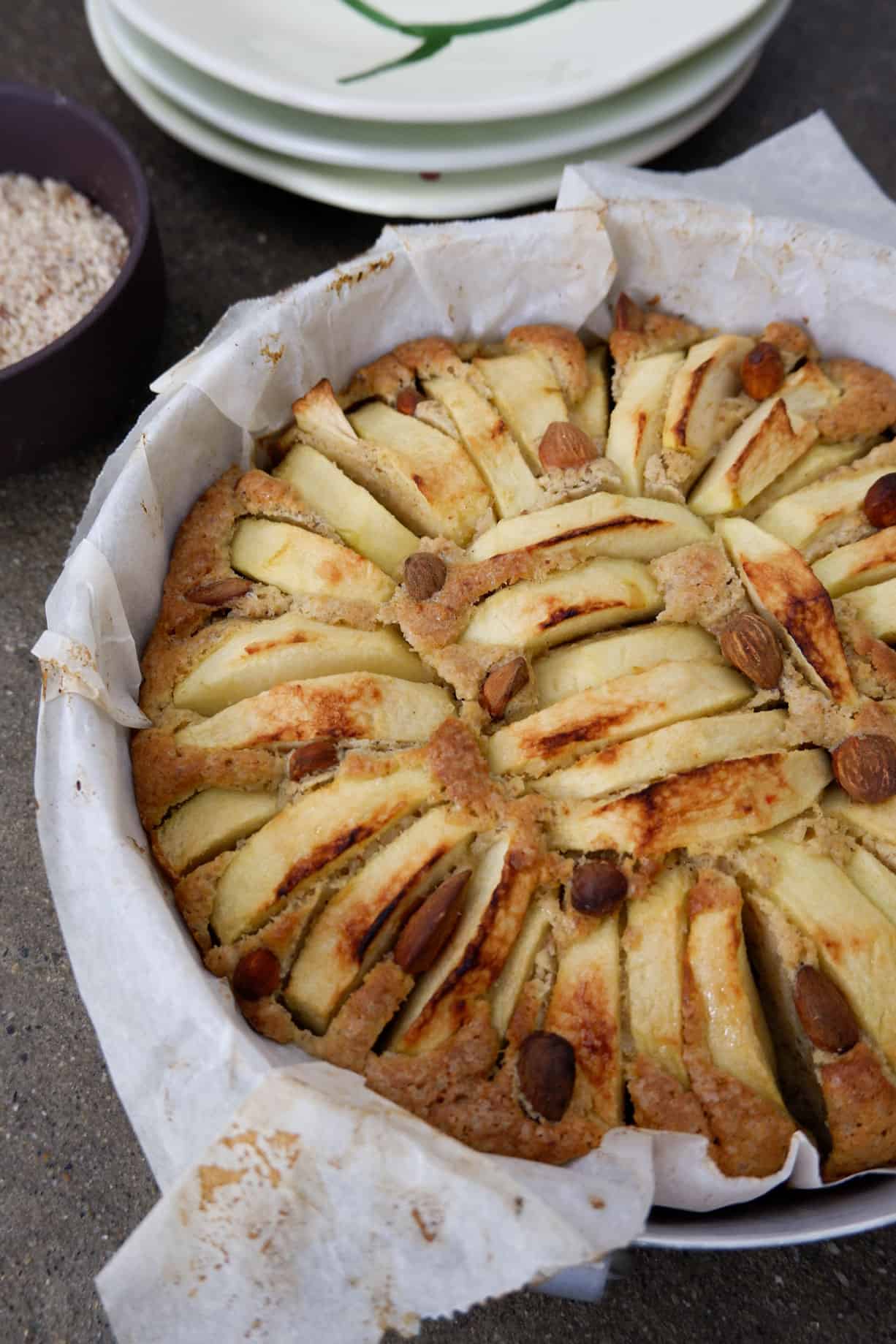 Torta di mele con mandorle, nocciole e rosmarino