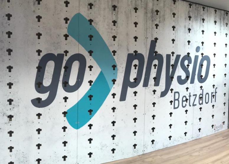 Training an der Cube Sports Multifunktionswand Praxis für Physiotherapie