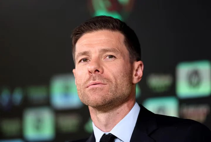 abi Alonso managing Real Madrid during LaLiga match with Vinicius Jr on the bench