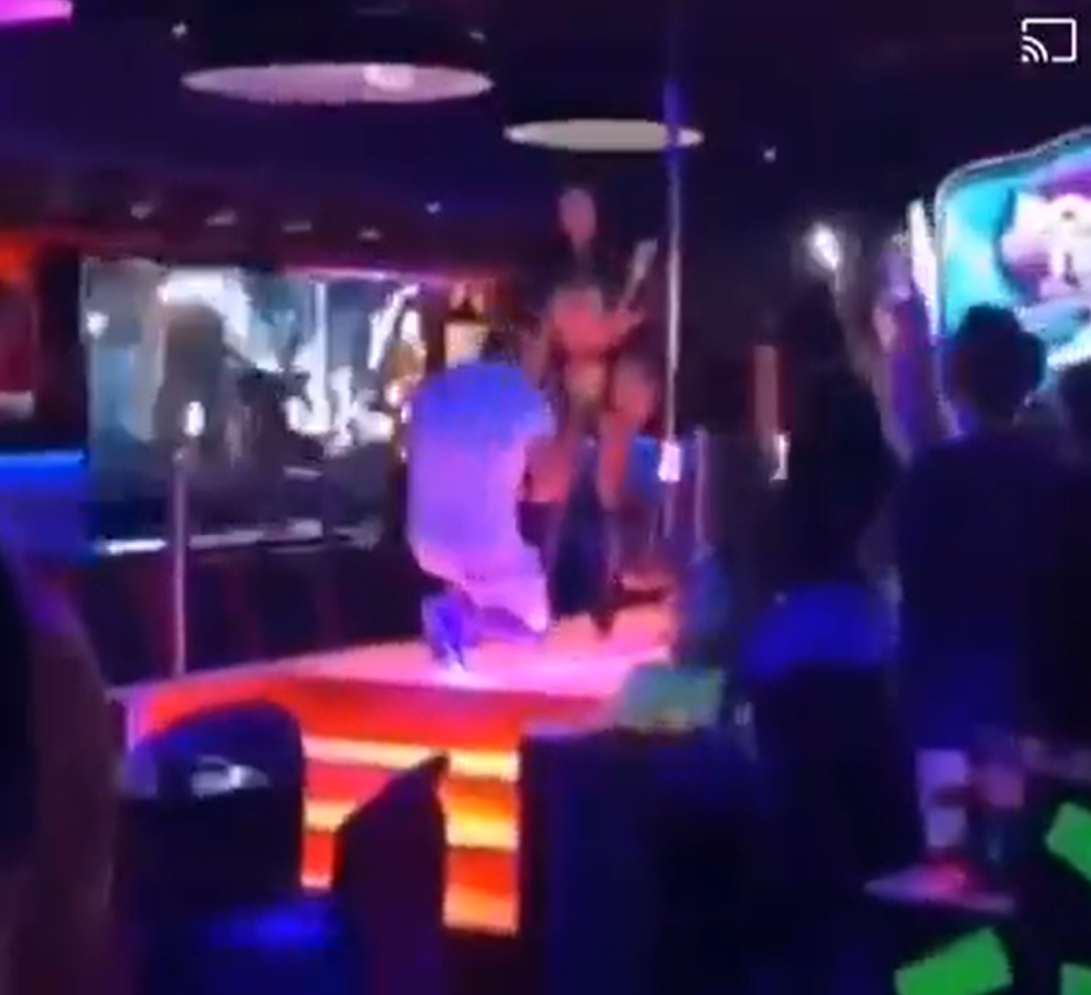 Interrumpe show en table dance para pedirle matrimonio a bailarina