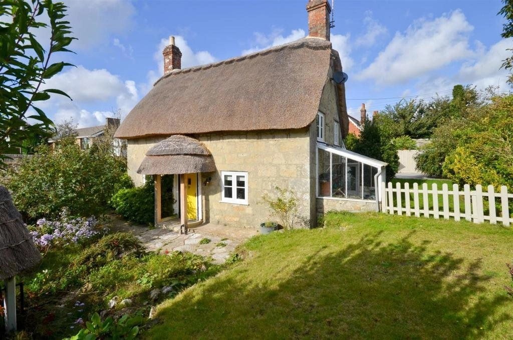 School Road 2 bedroom detached house for sale [SOLD STC] Godshill