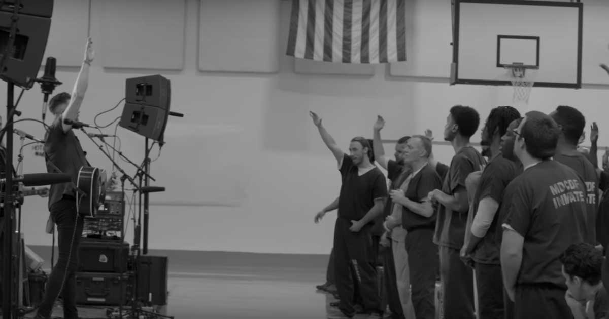 Watch Zach Williams Powerfully Sings ‘No Longer Slaves’ In Harding