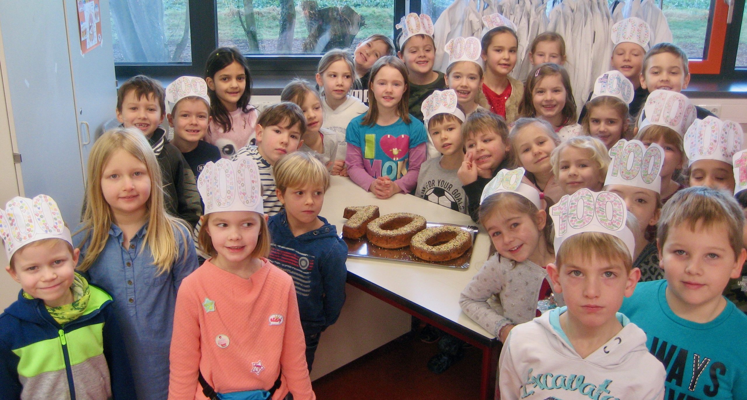 Die Klassen 1 feiern ihren 100 Schultag Gönser Grund Schule