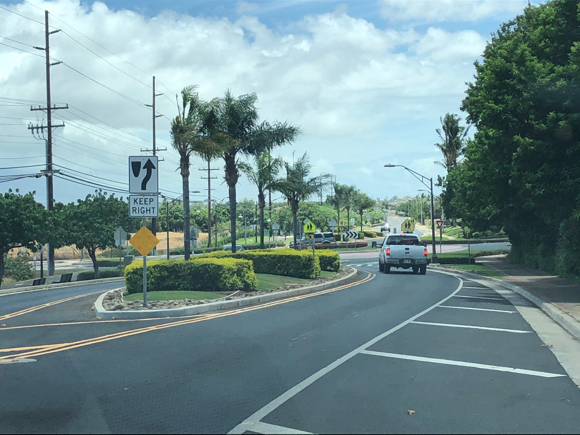 ADVANTAGES OF ROUNDABOUTS Kihei Community Association Maui, Hawaii