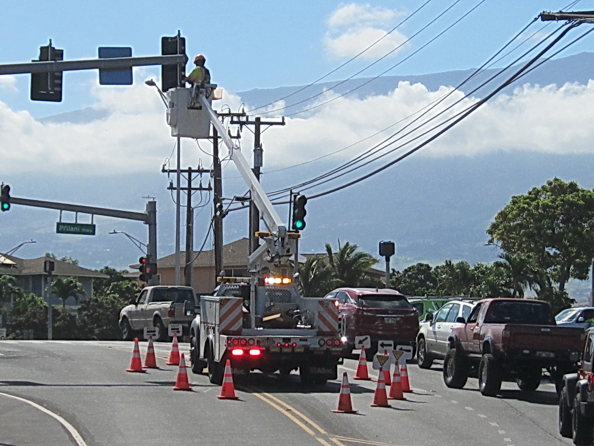 ADVANTAGES OF ROUNDABOUTS Kihei Community Association Maui, Hawaii