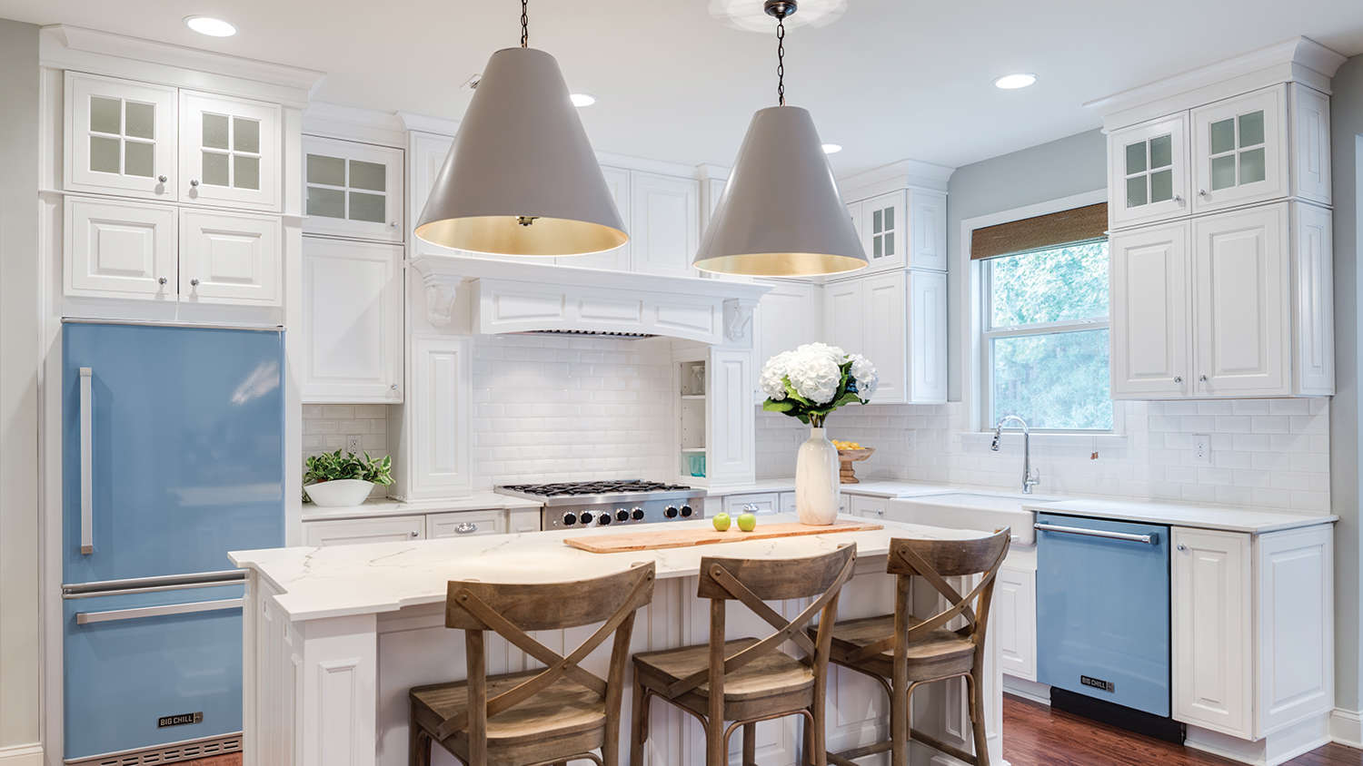 650 Painted Linen Gold & Countertops