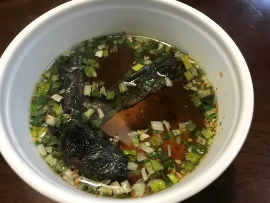 夜明茶屋 ワラスボのエイリアンラーメンにスープ むつごろうスープ ゴルフバカの気まぐれブログゴルフバカの気まぐれブログ