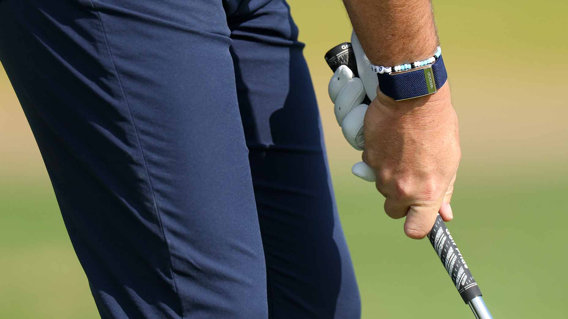 How tight should you grip the club on wedge shots? Expert explains