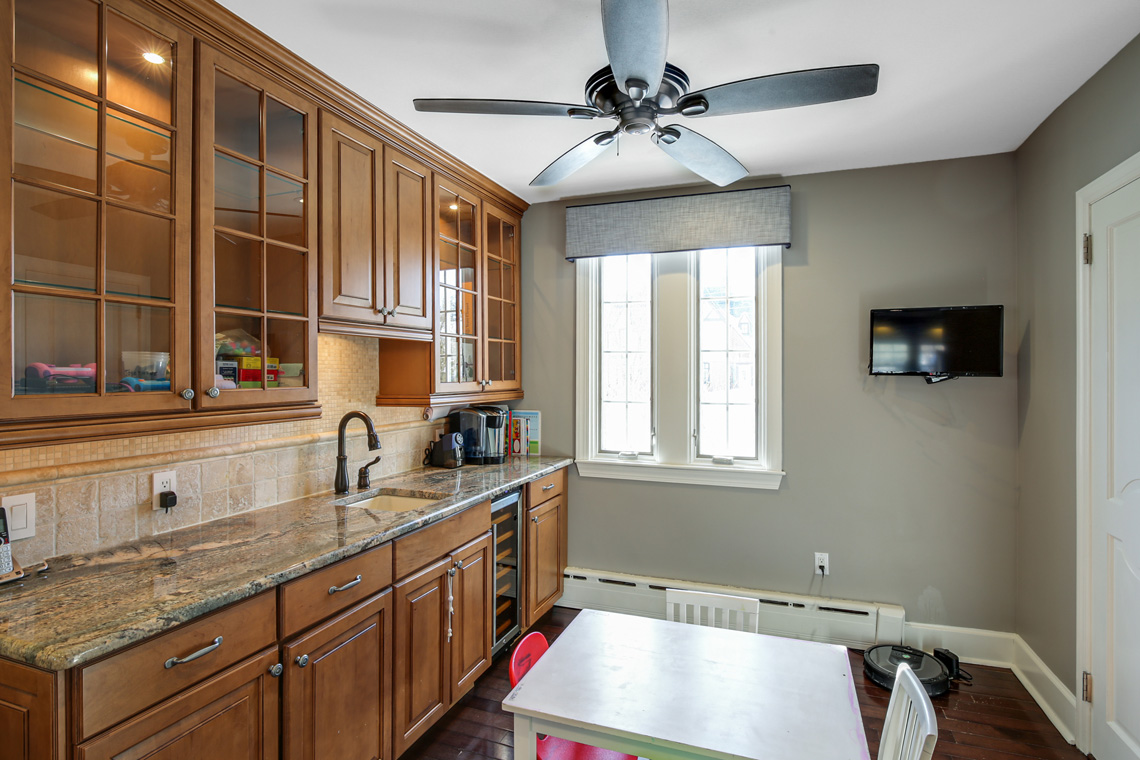 12 17 Colonial Way Kitchen