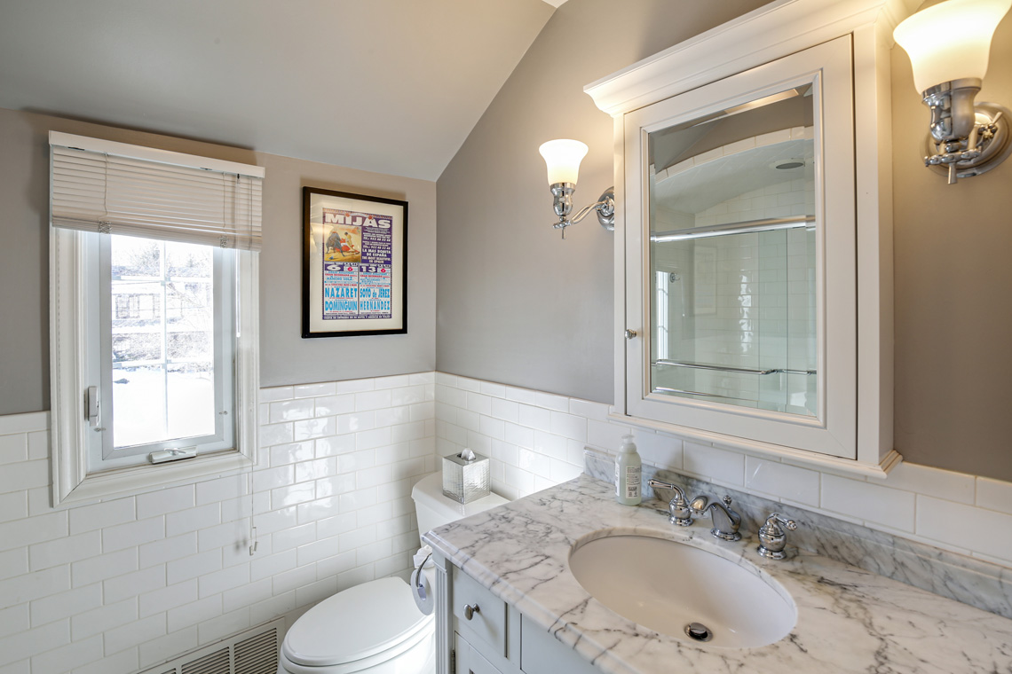 21 17 Colonial Way Hall Bath