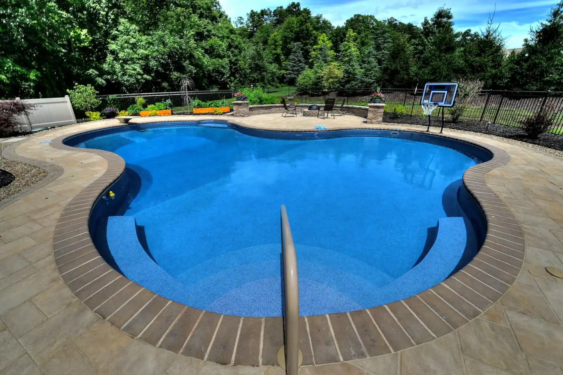 How Much Does a Pool Liner Replacement Cost in 2022? Goodall Pools & Spas