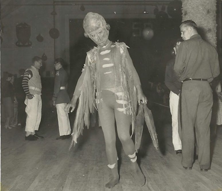 20 Incredibly Unsettling Vintage Halloween Costumes That Will Give You