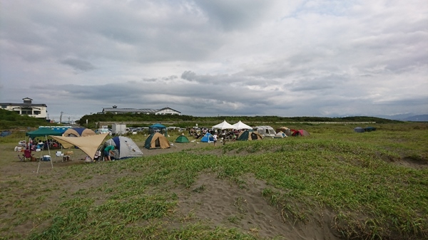 土曜日の昼ぐらいなので、けっこうな混雑状況です^^; 海からちょっと離れていて丘の上にあります。