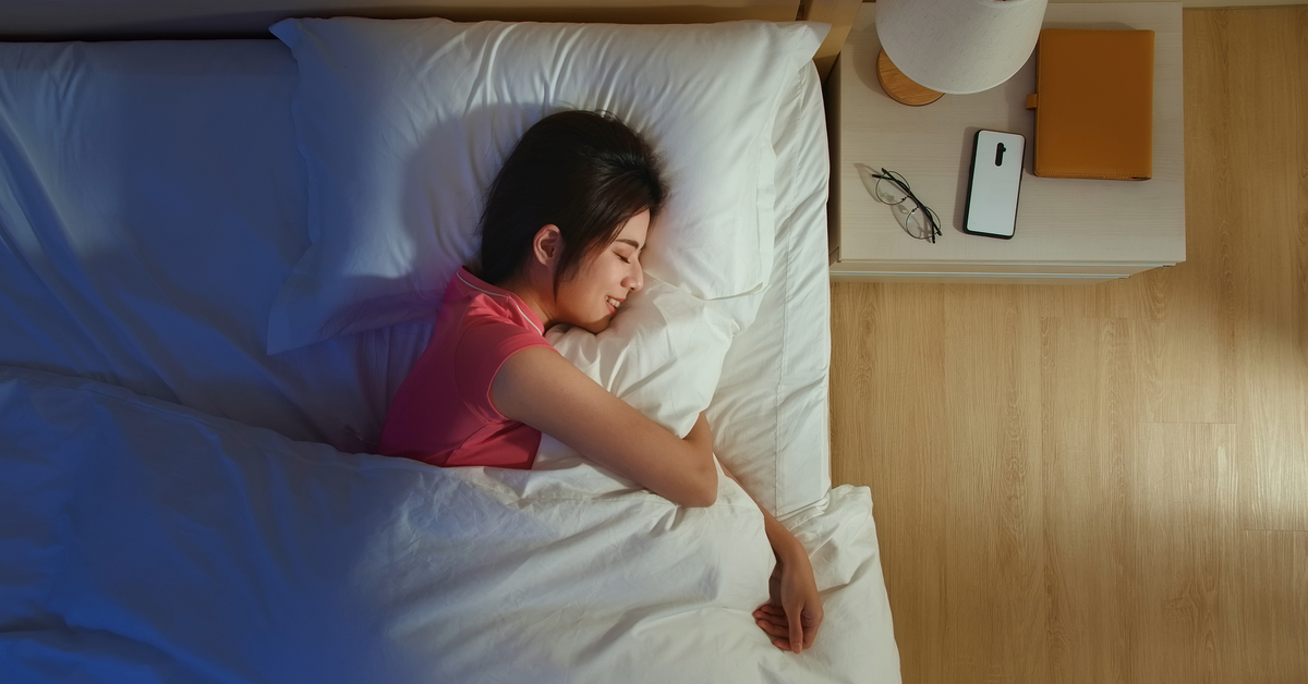 Sleeping Under Heavy Blankets Are Apparently Good for Us Goody Feed