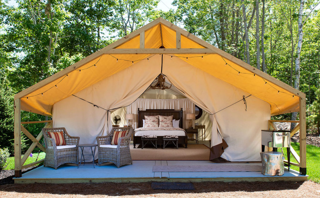 Conheça o glamping tipo de camping luxuoso que se espalha pelo mundo