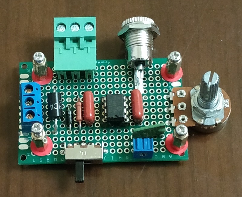 Generator of short pulses with a large duty cycle
