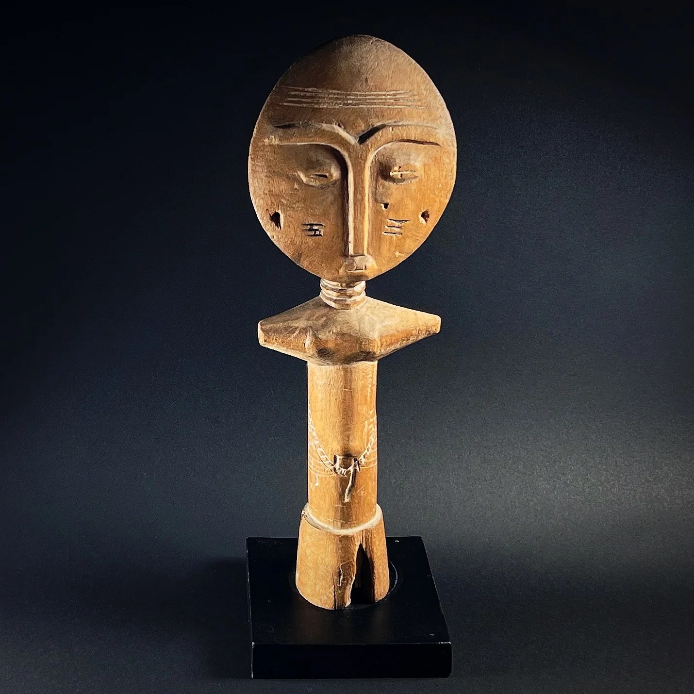 Asante Female Fertility Figure Akua'ba Götan maailma