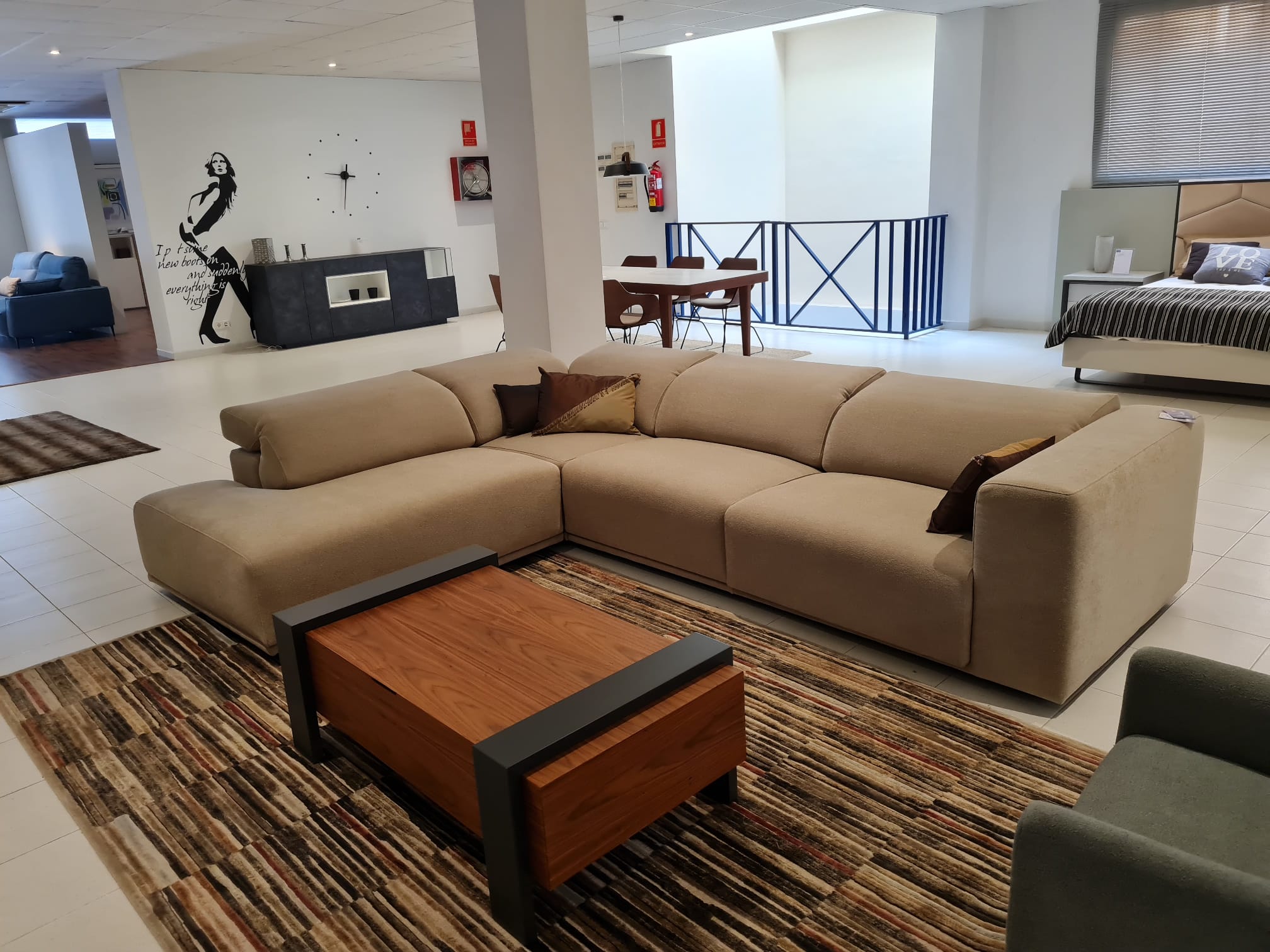 SOFÁ DE FABRICACIÓN NACIONAL CON GOMAS INDEFORMABLES (EXPOSICIÓN