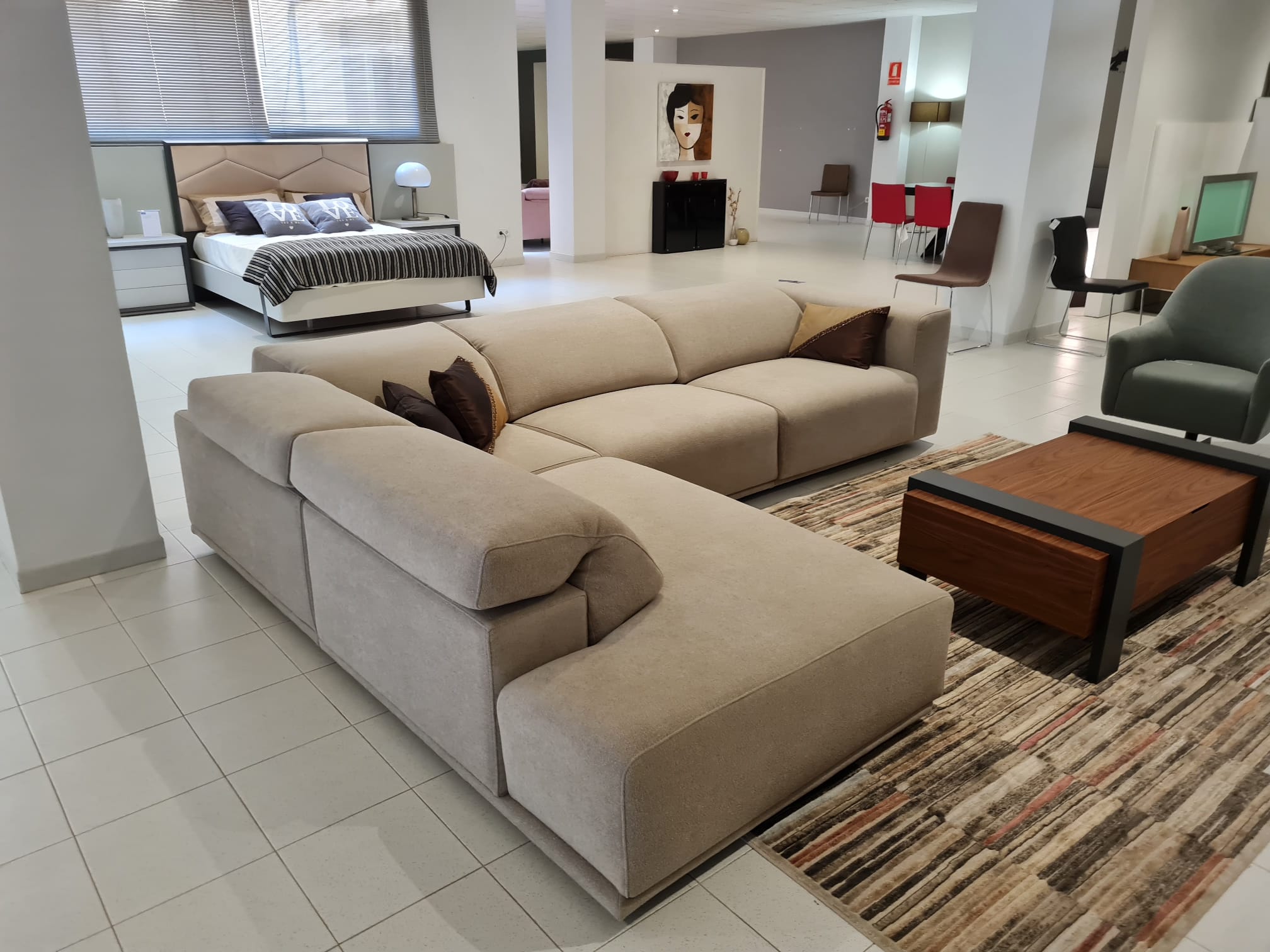 SOFÁ DE FABRICACIÓN NACIONAL CON GOMAS INDEFORMABLES (EXPOSICIÓN