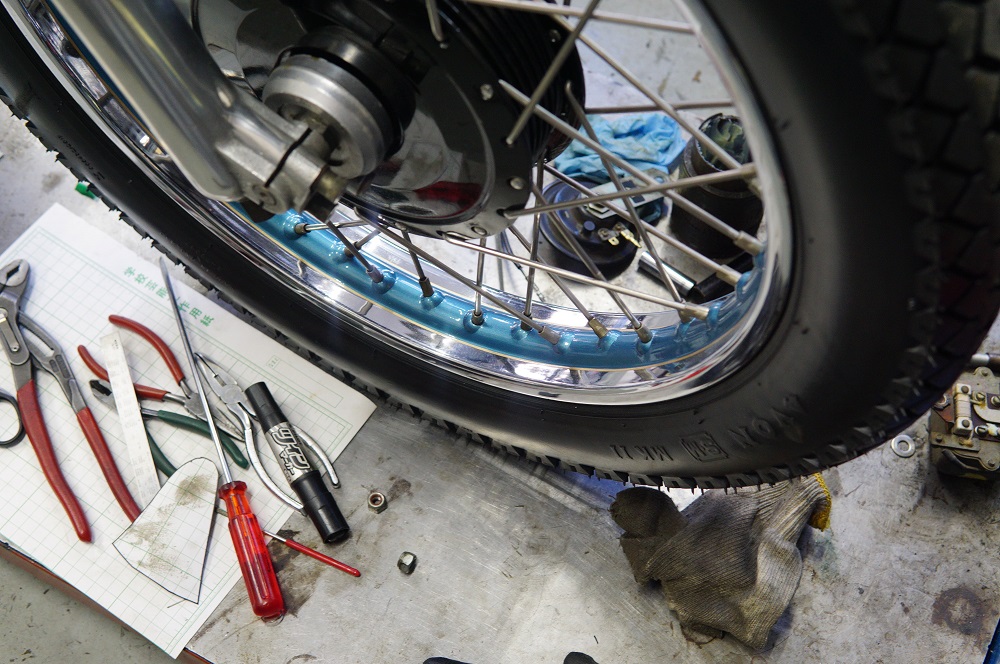 ロイヤルエンフィールドの40sスタイルカスタム 今日はライトステーを作る 後藤屋モーターワークス