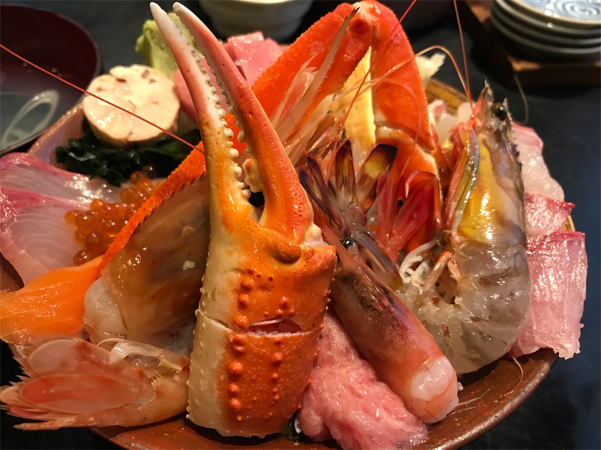 東京で最高の海鮮丼を食べたいならココ！魚専門の足立市場で仕入れた新鮮なネタを味わえる北千住の名店「市場食堂さかなや」 GOTRIP! 明日