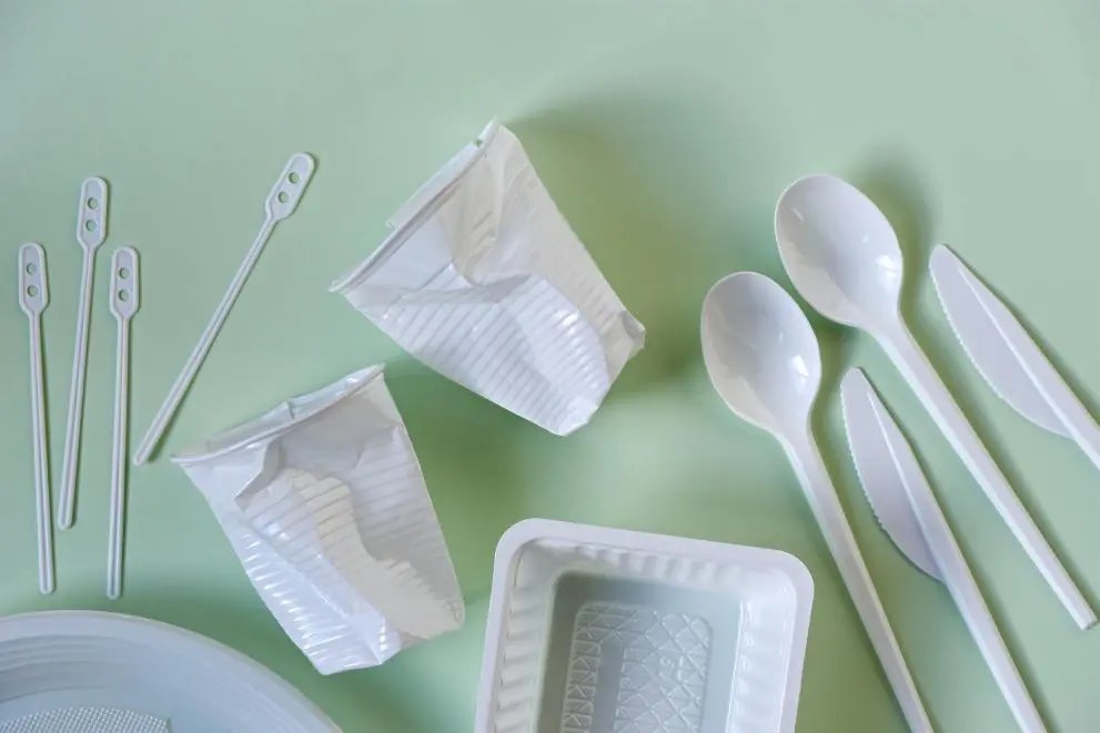 Singleuse plastic items commonly used for food and drink consumption