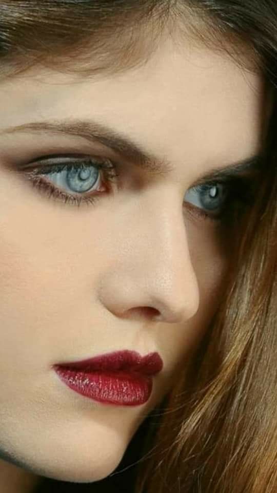 39+ Makeup Alexandra Daddario Eyes herhosundergrunnen