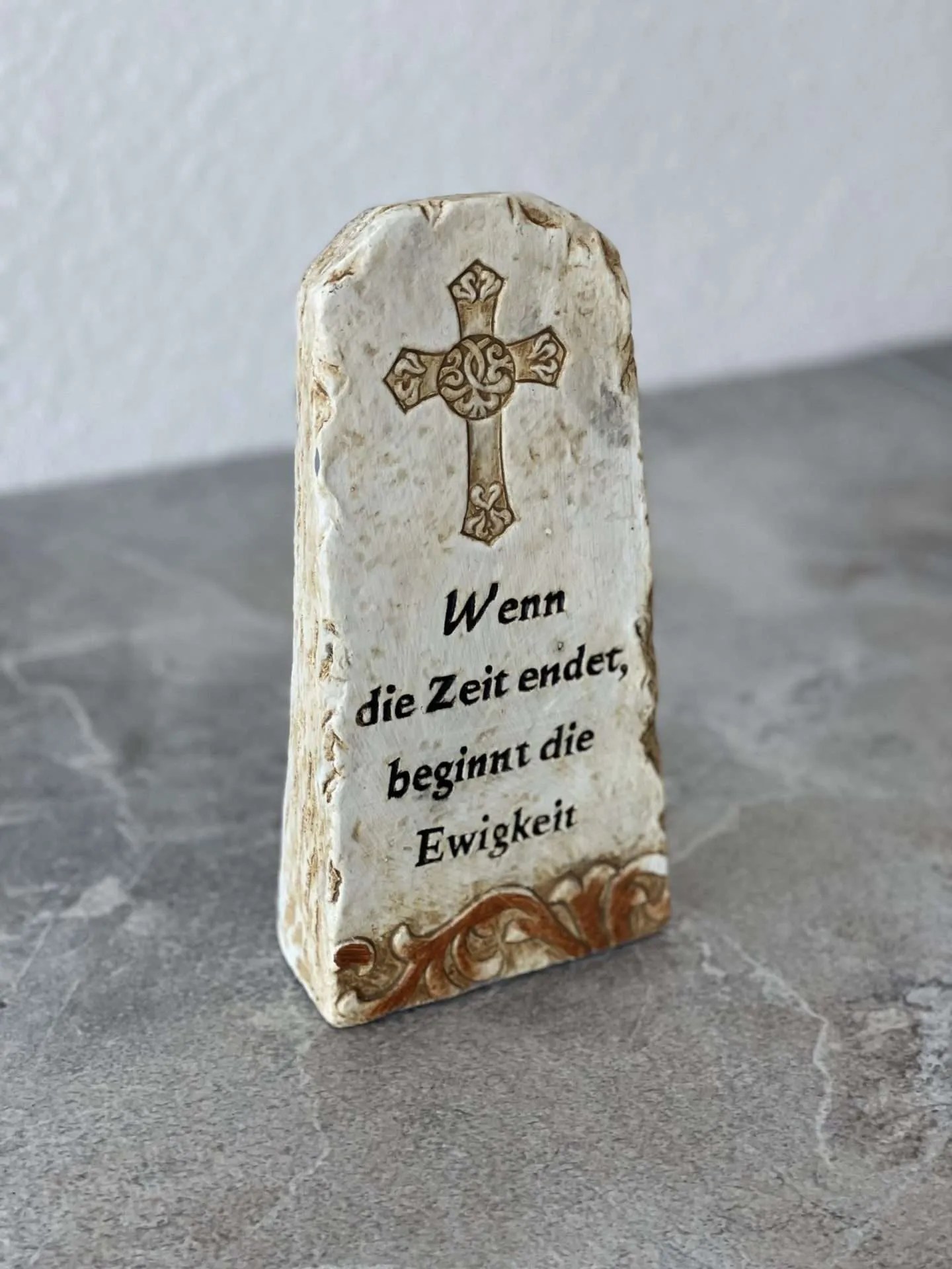 Kleiner Grabstein mit Kreuz und Spruch (Weiß) Grabsteine Deutschland