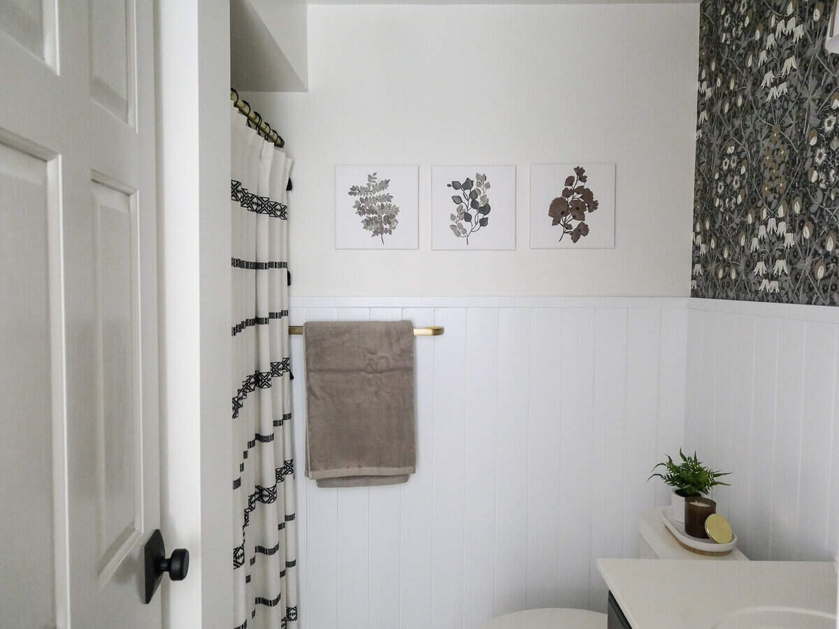 10 Creative Ideas to Make Your Windowless Bathroom Bright and Airy