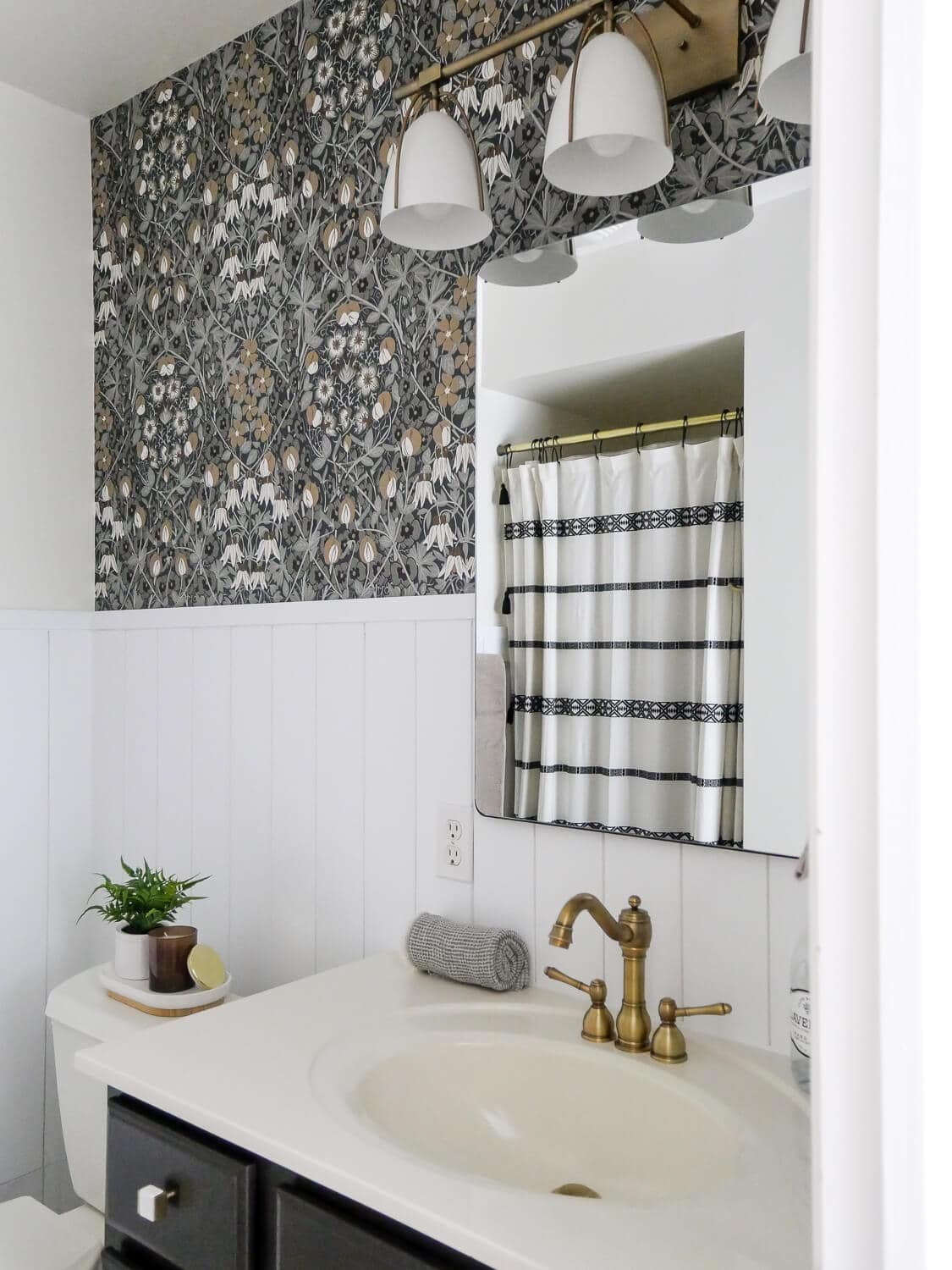 10 Creative Ideas to Make Your Windowless Bathroom Bright and Airy