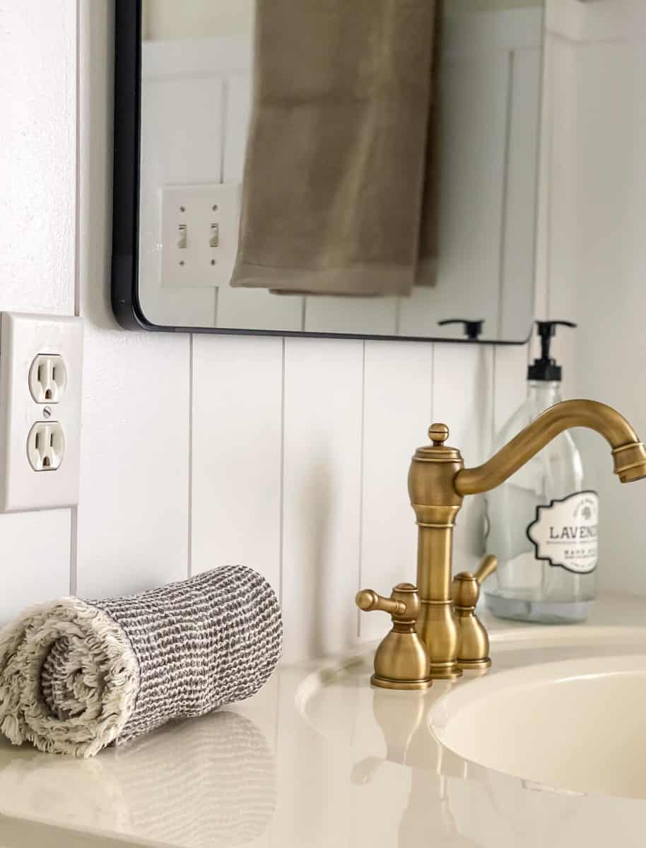 10 Creative Ideas to Make Your Windowless Bathroom Bright and Airy