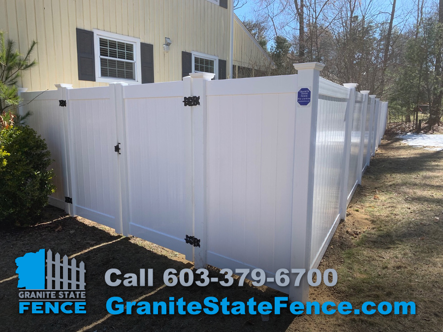 Fence Installers / Vinyl Privacy Fence / Outdoor Pet Enclosure in