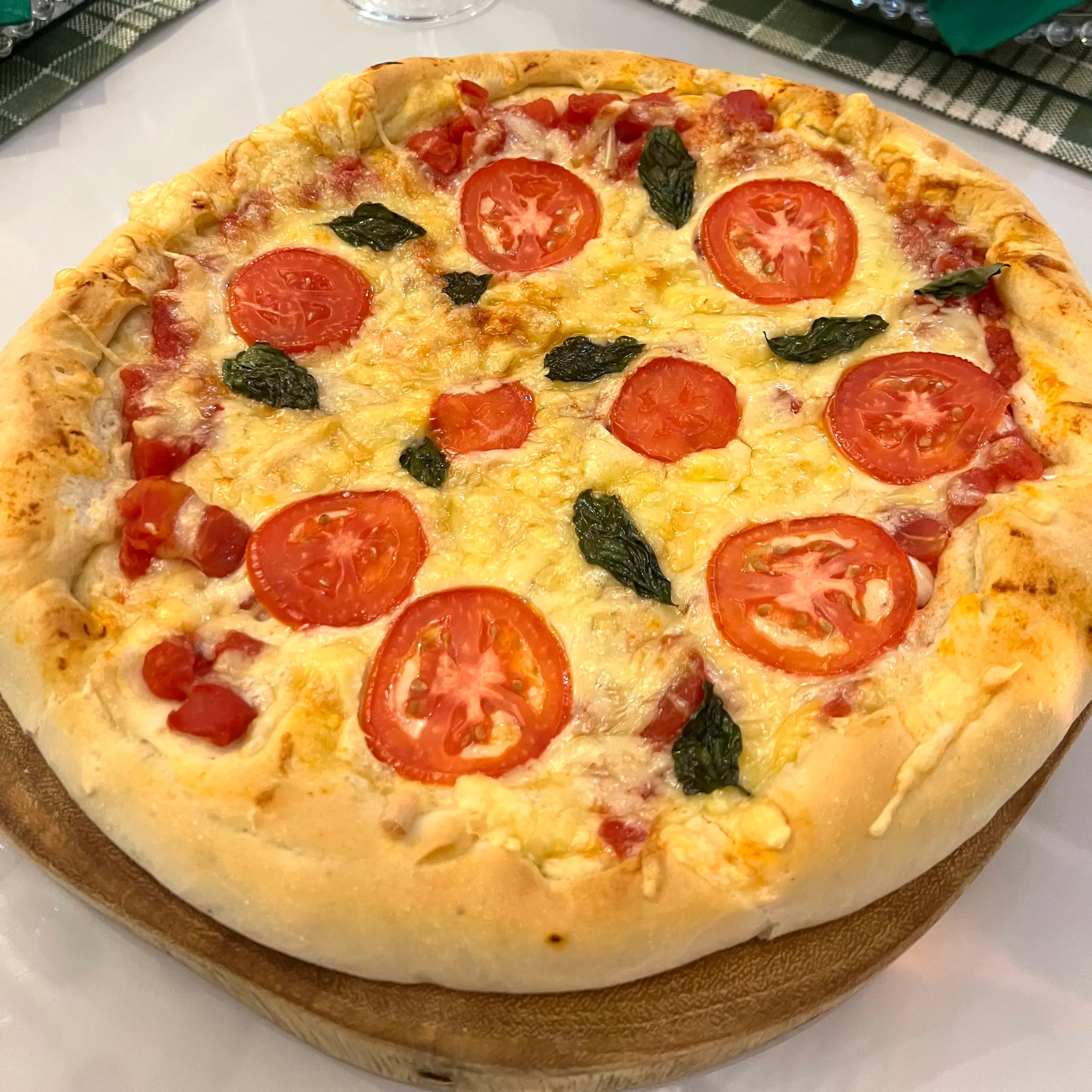 Pizza de Margherita com os queijos grana padano e parmesão nero Gran