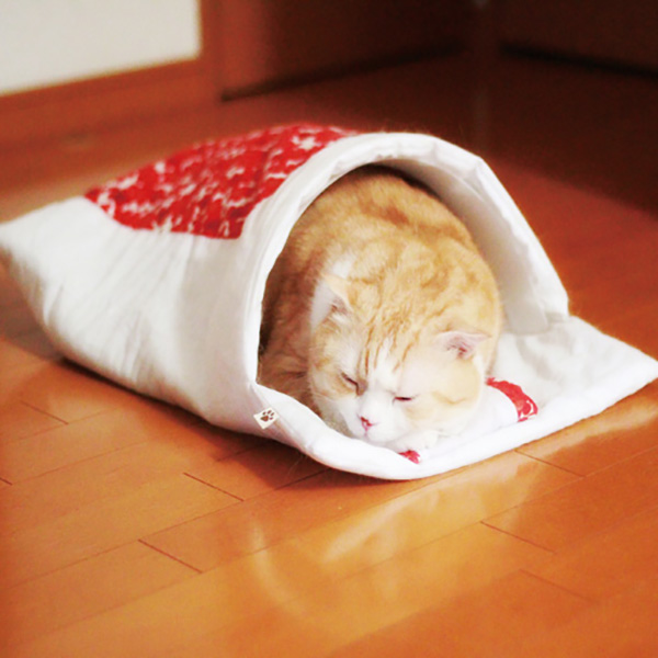 Japanese Futon Styled Sleeping Bags For Cats Are Too Cute A Fit grape