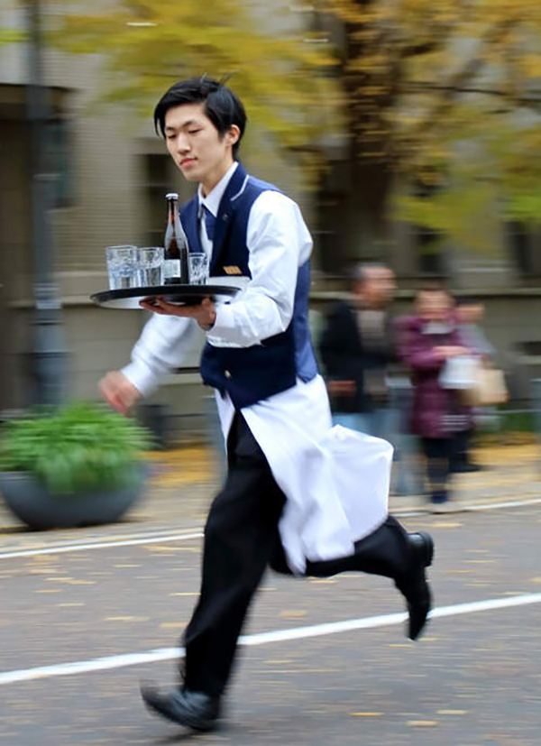 Japanese Waiters Show Their Speedy Servicing Skills grape Japan