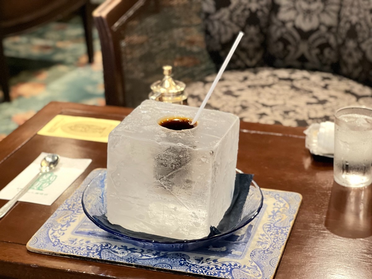 Japanese retro coffee house has a very cool way of serving your iced