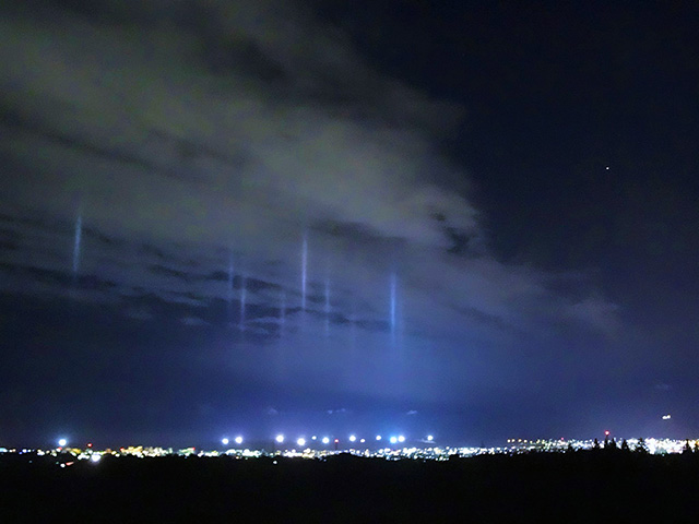 朔日山 レアな気象現象まとめ | アップルストリーム 函館の夜空に現れた『漁火光柱』 幻想的な光景はとても稀な気象現象 – Grape [グレイプ]