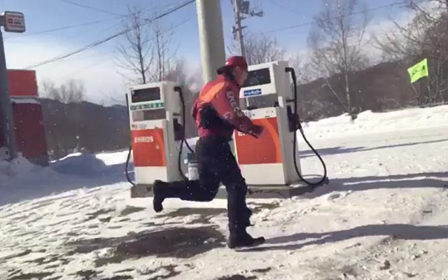 ガソリンスタンドの店員のイラスト | かわいいフリー素材集 いらすとや ガソリンスタンドの店員が、スタッドレスをはかない車の危険性を『身体』で表現 – Grape [グレイプ]