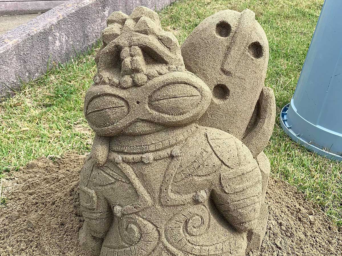 Japanese sand artist brings ancient pottery to life with adorable sand